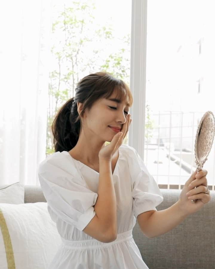 ponte_beautyのインスタグラム：「* 美しさの秘訣。 美活ルーティーン♡ * ○早寝早起き ○太陽をたくさん浴びる ○好きな音楽を聴く ○好きな香りに包まれる ○よく笑いよく喋りよく歩く * 基本的なことだけれど 忙しい日々の中で意外と忘れがち！ 意識することで変わります♡ * 夏で暑いけど、しっかりUVカットして あえてテラスでお友達とお喋りするのも◎ SOFINAボーテの高保湿UV乳液なら 紫外線A波・B波を長時間カットしてくれて 化粧下地としても使えますよ！ https://goo.gl/HUX4MU * Model @ayumi_okabe Video @shogo_insta Hair&Makeup @sayaka.atoguchi * PONTEビューティー 〓〓〓〓〓〓〓〓〓〓〓〓〓〓〓〓〓〓〓〓〓〓〓 #ponte_beauty みなさんの簡単にできる ヘアアレンジ・ネイル・メイク術の美容情報を 是非タグ付けして教えてください♡ 〓〓〓〓〓〓〓〓〓〓〓〓〓〓〓〓〓〓〓〓〓〓〓 * #習慣 #ルーティン #カフェ #テラス席 #お出掛け #美 #美活 #美意識 #美容 #美容好きな人と繋がりたい #女子力 #早寝早起き #太陽 #日光浴 #音楽 #好きな音楽 #香り #好きな香り #よく笑う #笑顔 #歩く #リラックス #スマイル #高保湿 #uvカット #化粧下地 #日焼け止め #sofina #ソフィーナ * ※タグ付けに関しまして※ PONTE指定のタグ付けを頂いた方の画像を使用しております。 使用範囲に関しましては、PONTE利用規約に記載してますので、ご承諾の上タグ付けをお願い致します☺︎ https://ponte.jpn.com/term * ・本動画は、効果・効能を示すものではありません。また、動画内で使用している商品の販売元・製造元とは一切関係ございません。 ・肌や身体に異常を感じたときはすぐに商品の使用を中止し、皮膚科専門医等にご相談されることをおすすめします。 *」
