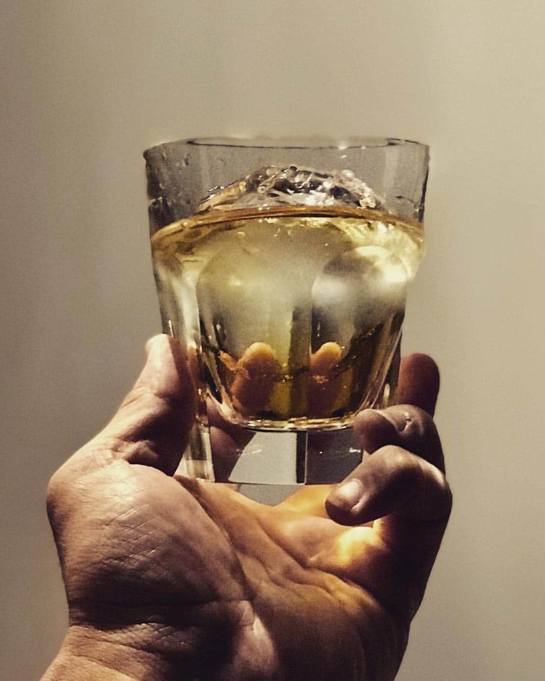 井手大介のインスタグラム：「#丸氷は宇宙 Canadian rye whiskey on the rock」