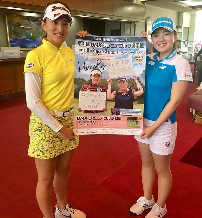 山内日菜子のインスタグラム：「． 今日からUMKジュニアゴルフ選手権！ ． この大会のポスターに脇元華ちゃんと、そして宮崎で放送されるCMも作ってくださいました^_^ ． 私がゴルフを始めた小学3年生の頃から毎年出ていた試合です！ 楽しい思い出も悔しい思い出もいっぱいある大会です。 懐かしいなと思いながら、ジュニアゴルファー達が一生懸命プレーしている姿を少しだけ拝見しました！ みんな頑張っていてかっこよかった🏌🏻‍♀️🏌🏻‍♂️✨ 明日も暑いですが、頑張って欲しいです！ ． 私も負けずに頑張ります！！ 次の試合はニトリレディスに出場予定です😌 ． #宮崎 #UMKジュニアゴルフ選手権 #脇元華 #プロテスト合格おめでとう💮✨」