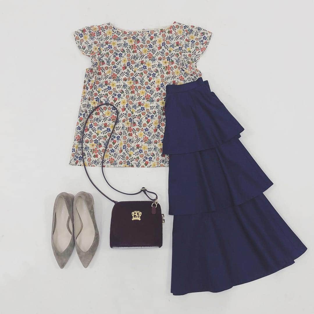 のインスタグラム：「【recommend】 ． どんな季節も気になる花柄とデニム。フェミニンなデニムスタイルもおすすめ。 小物でちょっぴり秋を意識して。 ． blouse 528-85051 ¥12,000+tax skirt 528-75750 ¥16,000+tax bag 564-05014 ¥15,000+tax shoes 564-05541 ¥13,000+tax ． #anatelier #anatelierofficial #libertyprint #libertyfabric #liberty #リバティプリント #blouse #ブラウス #denim #デニム #skirt #スカート」