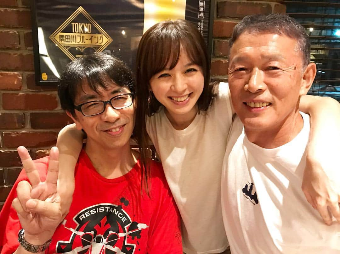 加藤未央さんのインスタグラム写真 - (加藤未央Instagram)「サッカーファンにはヨダレものの写真でしょ❤️⚽️😁 名実況者のクラッキーこと倉敷保雄さんと、名解説者のMr.ブンデスリーガこと鈴木良平さん✨✨！！ 両手に華とはまさにこのこと！！！ 加藤、完全に役得です。 自分で思うけど、なんて羨ましいポジションなんだ……❗️ 更に、撮影はCLハイライトでもお馴染みの佐々木氏📷！ 濃すぎるメンバーです。 お二方のお話が面白すぎて瞬きするの忘れていたようで、後半から目が痛くなりました。 サッカーについて話し出したら止まらない。 サッカーという一つのテーマからその国の歴史的背景、世界情勢、W杯のあの時の選択が違っていたらという話題、育成、食事などなど、話の広がり方が無限です🌈💫 #サッカーナイト #両手に華 #クラッキー こと#倉敷保雄 さん #ミスターブンデスリーガ こと#鈴木良平 さん #佐々木氏 #スカパーCLチーム」8月2日 23時13分 - mio.ka10