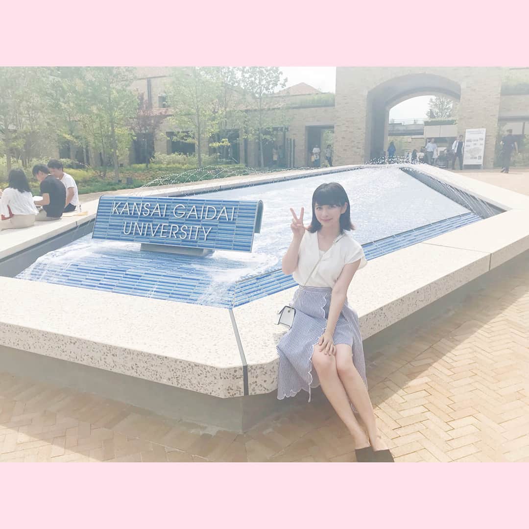 綾瀬麗奈さんのインスタグラム写真 - (綾瀬麗奈Instagram)「. #メーテレ  #ジョシばな のロケで行った #関西外国語大学 。☺️💓 . キャンパスがめちゃくちゃ綺麗で、 外観はもちろん ステンドグラスがあったり 内装もとってもオシャレでした。🤤🌸 . 校内にスタバがあって かなりびっくりしました。🤯💍 . オーキャンだったので授業も少し受けさせて頂き、 先生がすごく楽しそうに授業されていたので 英語が得意ではない私でも楽しく学ぶことができました！🤭🌷 . もっとはやく知りたかったなぁ。😭😭💓 . #関西外大 #中宮キャンパス #御殿山キャンパス #グローバルタウン #大阪 #枚方 #外国語大学 #外大 . #instadaily #pink #love #japanesegirl #綾瀬麗奈 #役者 #アイドル #dela #名古屋観光文化交流特命大使 #スノボ #スノボ女子 #荒野行動 #荒野行動女子 #フォロー #f4f」8月2日 23時28分 - ayasereina