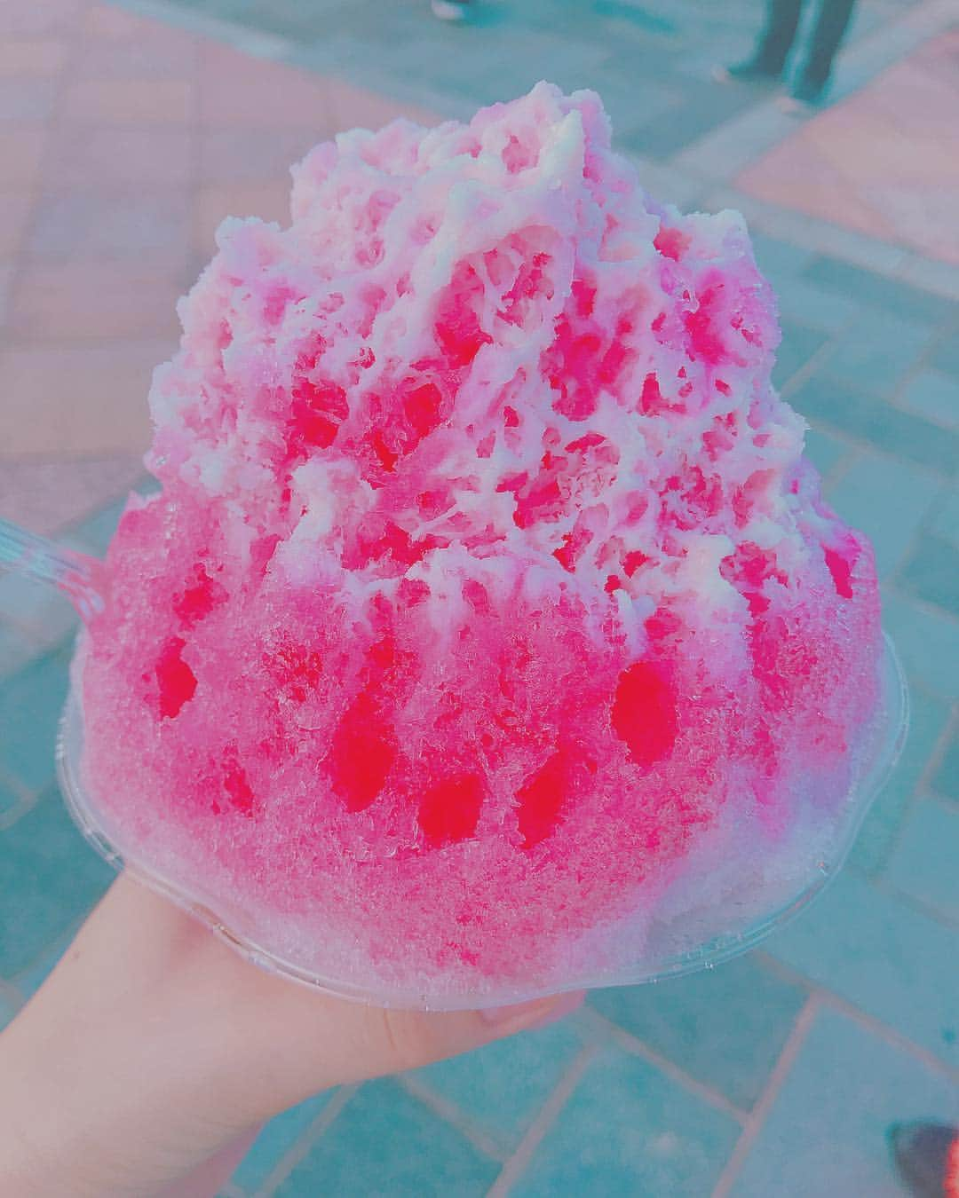 坂本舞菜のインスタグラム：「熱海海上花火大会で食べたかき氷🍧 芹ちゃんと半分こしました！ いちごとミルク！ かき氷だいすきマン！！！ #熱海海上花火大会  #熱海 #花火大会 #かき氷 #かきごおり🍧  #いちごみるくかき氷  #🍧」