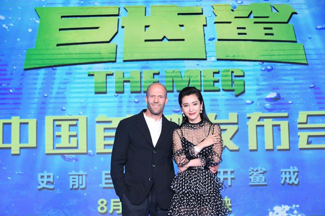 リー・ビンビン（Li Bingbing）のインスタグラム：「@jasonstatham You have the nicest teeth in the World! 😆The Meg premiere with @jasonstatham in Beijing #themeg @megmovie #beijing #jasonstatham #libingbing」