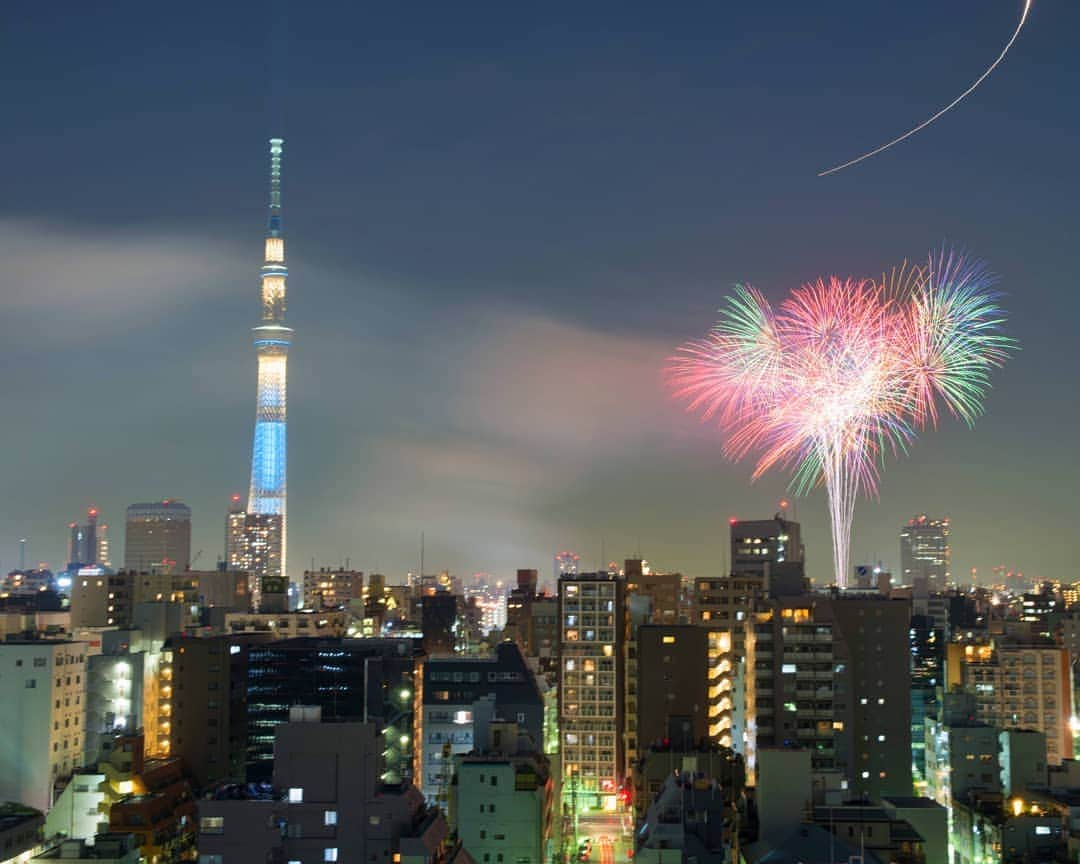 kazumaのインスタグラム：「.. . Skytree and Fireworks . . 日本の夏の風物詩 . 台風影響で開催が心配されたけど、 一日順延で無事に開催できて良かった。 . . 浅草は凄い 人人人 人 人 人人人 . . #隅田川花火大会 #スカツリスト #tokyoskytree  #fireworks  #hanabi #asakusa . . . . . . . . . . . . . ————————————————— #igersjp #team_jp_ #instagramjapan #icu_japan #ink361_asia  #instadaily #igrecommend  #lovers_nippon #picture_to_keep #FreedomThinkers #jp_gallery_member  #東京カメラ部 #tokyocameraclub #instagood #huntgram  #huntgramjapan #japan_night_view #art_of_japan_ #ig_photooftheday #ファインダー越しの私の世界 #カメラ好きな人と繋がりたい ————————————————— . . . . . . .. ...」