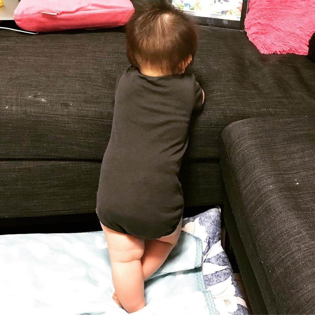 紀氏隆秀のインスタグラム：「風呂上がりの日課  #娘 #すくすく成長中  #親バカばんざい  #脚の長さは #父親似⁉️ #娘よごめん  #嫁似希望 #脚短くても組めちゃいます」