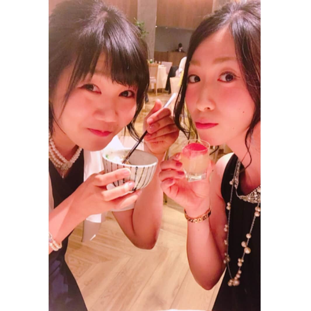 大竹里歩さんのインスタグラム写真 - (大竹里歩Instagram)「💒 はるさん🌻Happywedding✨ . しゅんたさんとはるさんの お2人から優しさが溢れていて……♡ . 本当に楽しくてみんなが笑顔で 素敵な結婚パーティーでしたっ💓 . またバブリーダンス👯‍♂️ありがとうございました!!笑 . #DENSOAIRYBEES #みんなに許可もらってないけど #ダンシングヒーロー動画載せちゃうね笑 #また明日から走り込みトレーニング頑張りましょ .」7月29日 20時58分 - riho_take0827