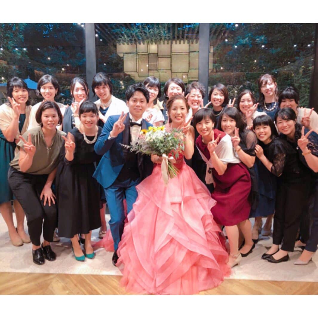 大竹里歩のインスタグラム：「💒 はるさん🌻Happywedding✨ . しゅんたさんとはるさんの お2人から優しさが溢れていて……♡ . 本当に楽しくてみんなが笑顔で 素敵な結婚パーティーでしたっ💓 . またバブリーダンス👯‍♂️ありがとうございました!!笑 . #DENSOAIRYBEES #みんなに許可もらってないけど #ダンシングヒーロー動画載せちゃうね笑 #また明日から走り込みトレーニング頑張りましょ .」