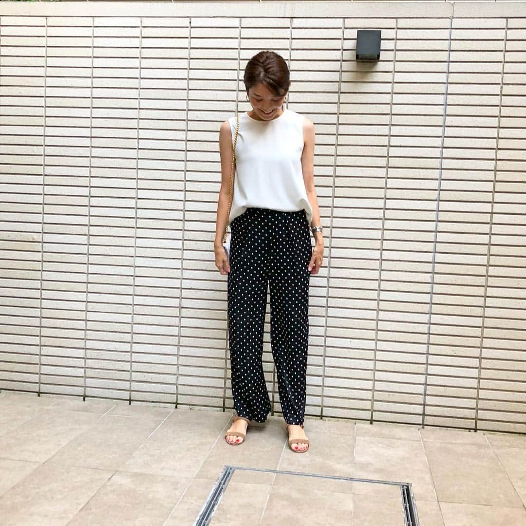 清水愛のインスタグラム：「#ootd . . セールで50%offで買えたドットのワイドパンツ👖 シルクで履き心地も良し👌✨ . . #outfit #fashion #coordinate #stunninglure #tomorrowland #tomorrowland_womens #ballsey #corsoroma9 #今日のコーデ #ママコーデ #ママファッション #休日コーデ #スタニングルアー #トゥモローランド #ボールジィ #domani #domanimagazine #domanist #ドマーニ」