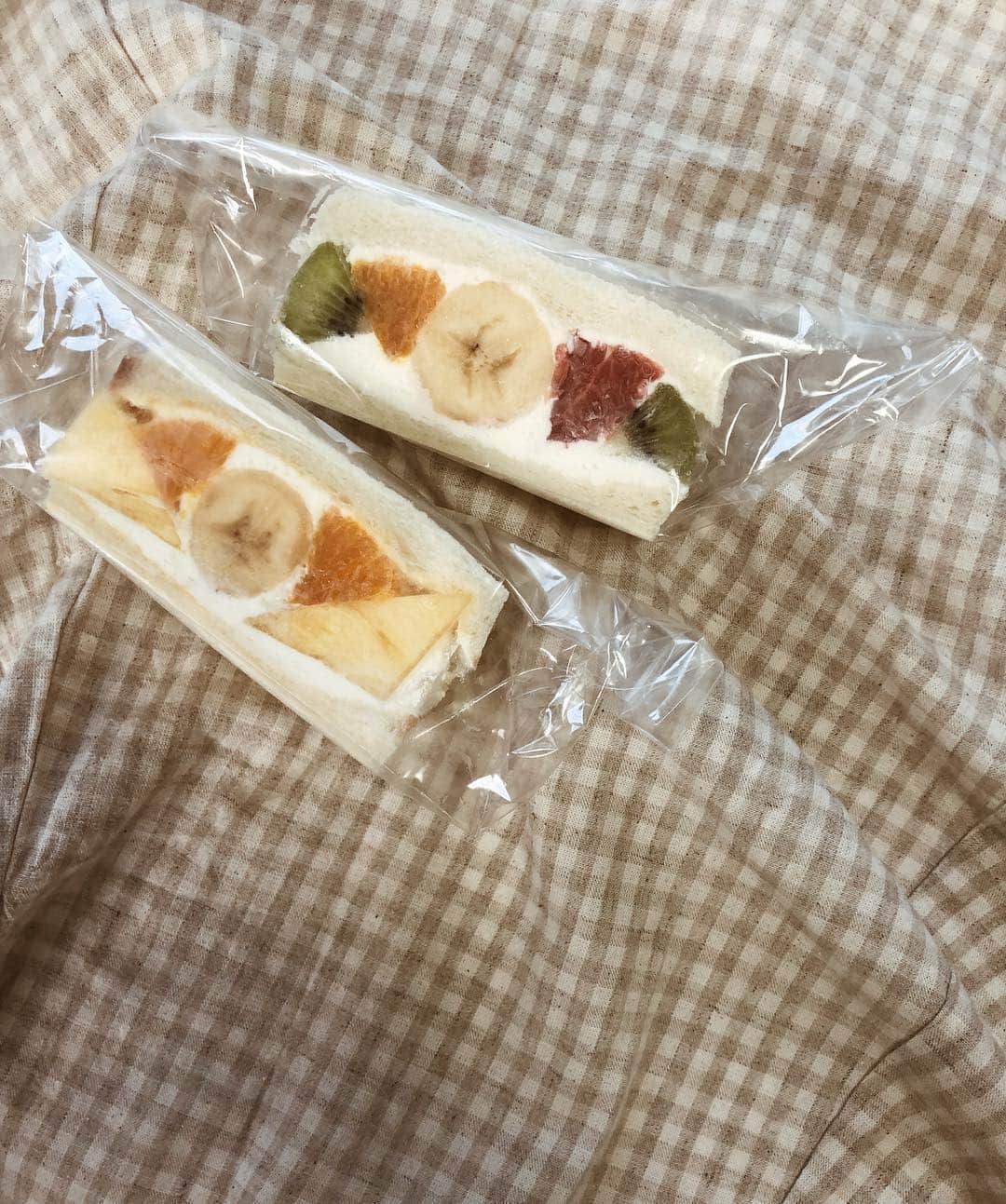 菅谷梨沙子さんのインスタグラム写真 - (菅谷梨沙子Instagram)「今日は、まろ（ @kanon_fukuda ）と#フツウニフルウツ のフルーツサンドを買ってお家でのんびり🥝🍑🍌🥐 後から弟も遊びに来て面白いコラボでした。笑」7月29日 21時16分 - risako_sugaya