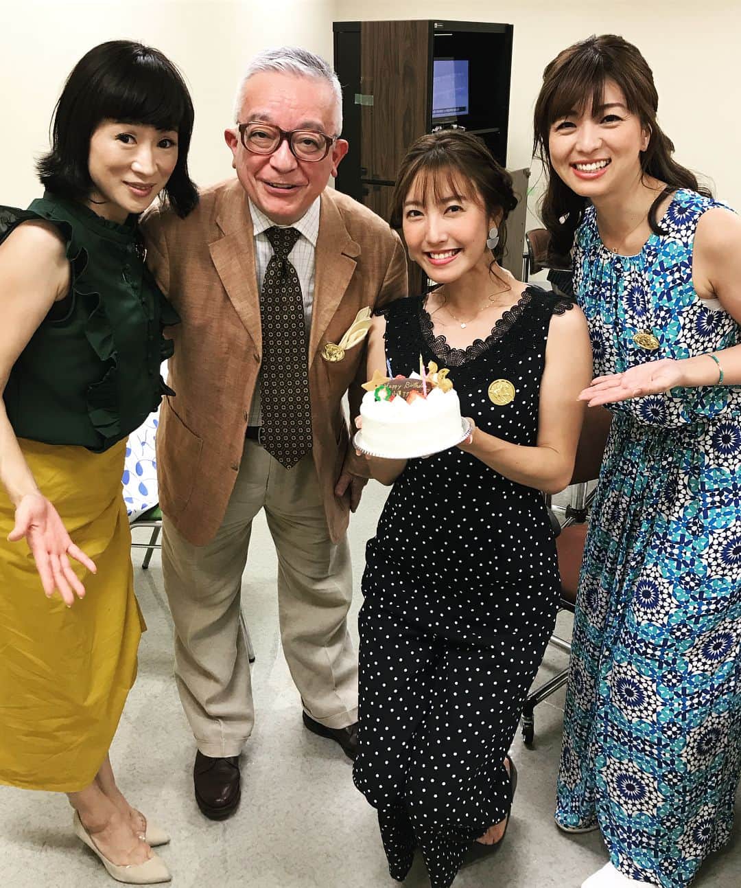 小澤陽子さんのインスタグラム写真 - (小澤陽子Instagram)「turned 27 years old!👶🏻🌻 . . 27歳になりました。 27歳初日の仕事も、無事に終えました😊💫 . . “日の境目”というのを 大切にするほうなんですが、その  0時を、大好きな友人が一緒に迎えてくれました🤣🕛✨ . . .  いつも囲んでくれている 家族、友人、同僚… 情の深い、素敵な”人”たちに恵まれ、幸せ者です😭🌻💖 . . 誕生日は、『周りの人に感謝する日』といつも大事な母に言われてきました❁ 本当に、いつもありがとうございます！！ . . 27歳。 内外共に、素敵な女性になれるよう磨きをがんばります💃🏼✨ これからもどうぞ、よろしくお願いいたします☺️🌱 . . #去年は生放送で迎え #一昨年は次の日の勤務のため寝て迎えた #誕生日をこうして迎えられるのは何年ぶりだろ？ #ただ早朝から出張のため #0時過ぎたら速攻で撤収。  #27歳 #7月29日 #なまにく です🎂 #729 #おざわーるど🌏」7月29日 21時59分 - yoko.ozawa729