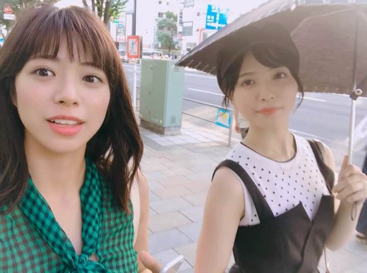 わちみなみのインスタグラム：「事務所の先輩山根さんとお散歩🌻  @yamane_chika . 球場までお送りして、帰りました(*^o^*)笑 ちかちゃんは日傘ずっとさしてて、白い。 癒されました💫 . 今度一緒に観戦行く約束したよ🐶たのしみ✌️」