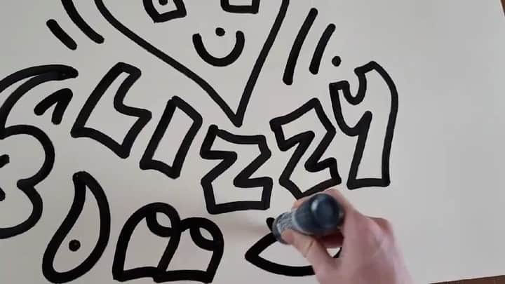 リジ のインスタグラム：「He drawing for me right now!💓 @mrdoodle」
