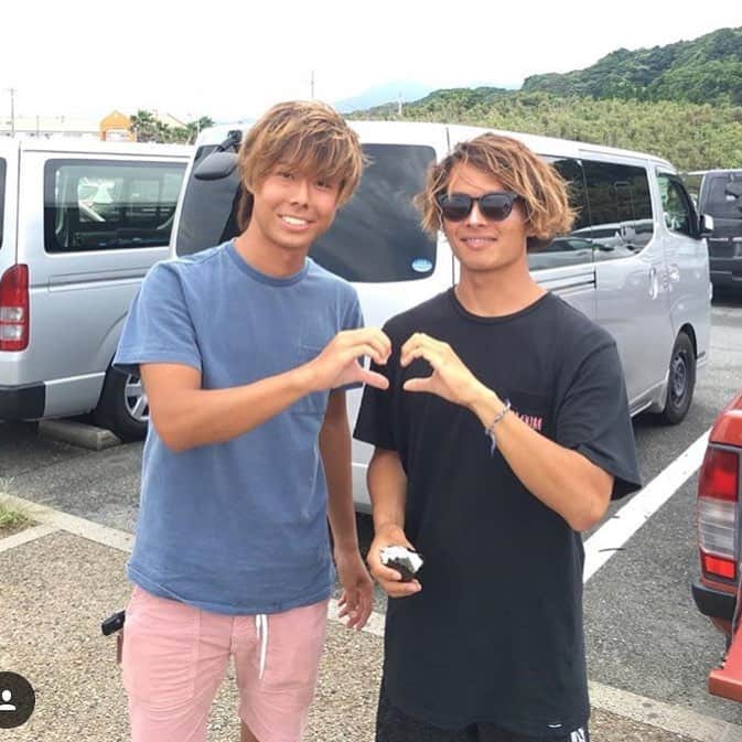 佐藤魁のインスタグラム：「今日写真撮ってくださいって言ってくれた人と写真撮ったよ 半分ハートしてくださいってポーズ指定も はいったよ！  一日に起こる あることには意味あるよね？  ハートか〜  等身大  @eyevol_official 🕶」