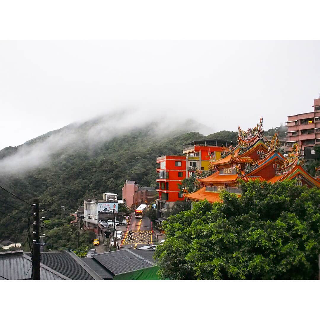 吉竹史さんのインスタグラム写真 - (吉竹史Instagram)「台湾的日記⑤ 雨の九份をてくてく〜🚶‍♀️ 赤や黄色、カラフルな色味が多くて、写真の撮り甲斐がありました👍🏻📸 #台湾的回忆 #台湾 #旅日記  #九份 #nikon」7月30日 1時42分 - fumi_yoshitake