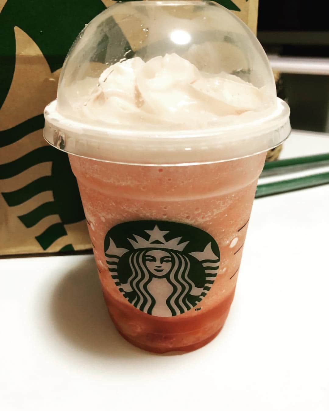 しごとなでしこのインスタグラム：「スタバの新作飲みましたか？ 爽やかな味わいでした❤️ #すたーばっくす #すたば新作 #すたば #スタバ #スタバ新作 #桃 #もも #ぴーち #ピーチ #ピーチピンクフルーツフラペチーノ #ぴーちぴんくふるーつふらぺちーの #美味しい #爽やか #さわやか #しごとなでしこ」