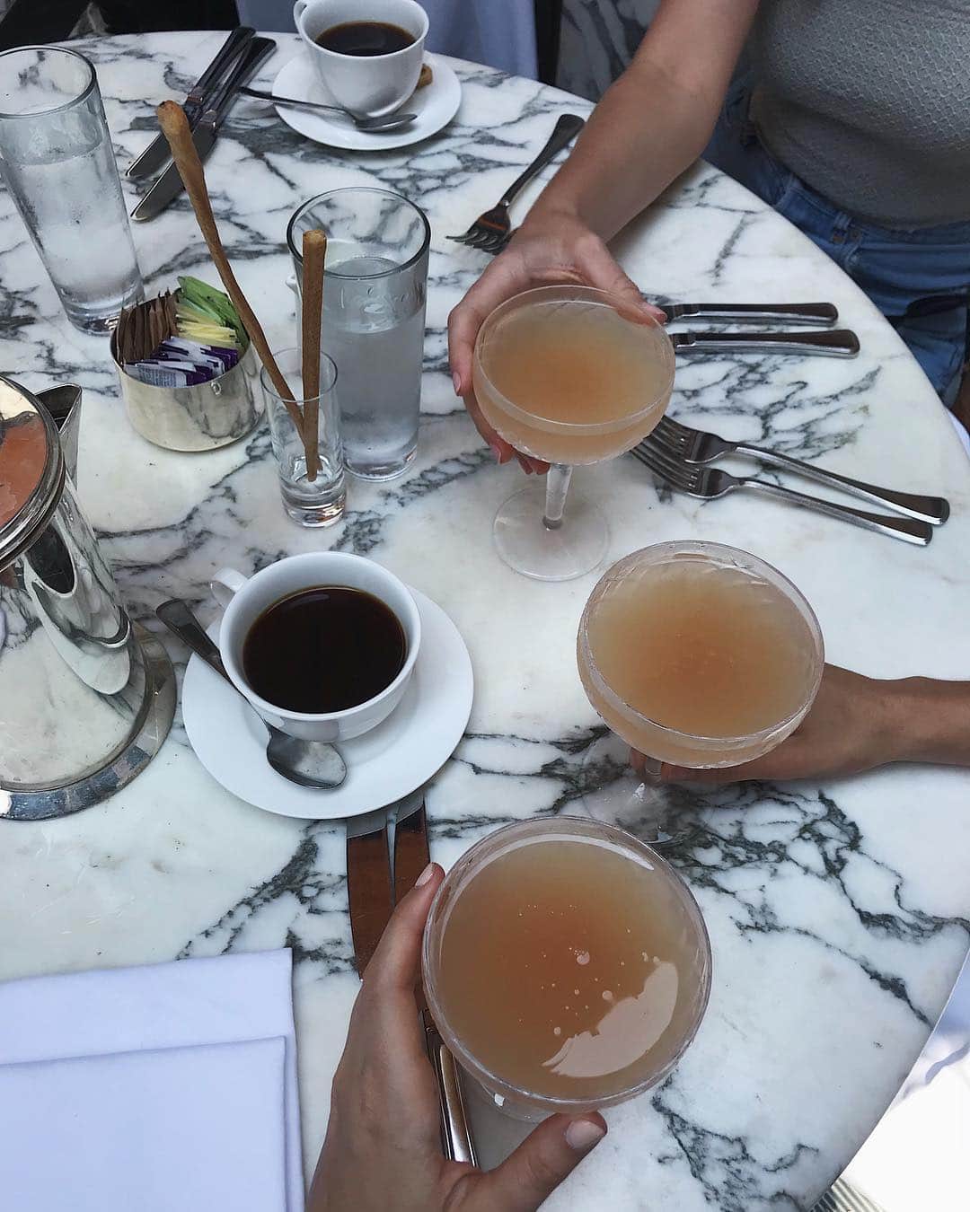 アリシア・デブナム・キャリーのインスタグラム：「🥂」