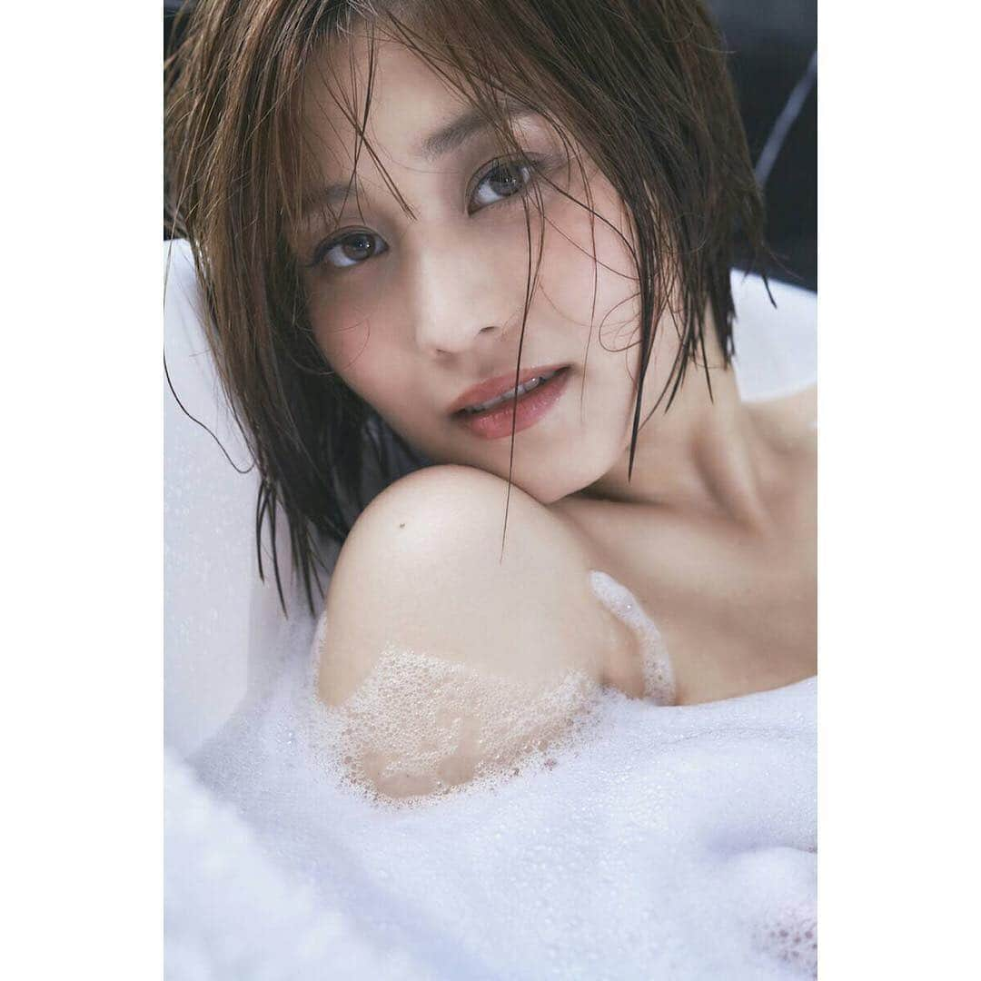 橘花凛さんのインスタグラム写真 - (橘花凛Instagram)「おはよう😃☀ カメラマン井出眞諭さん ヘアメイク佐鳥麻子さん ありがとうございます💕 #作品撮り #グラビア #お風呂」7月30日 6時53分 - rintakahashi0809