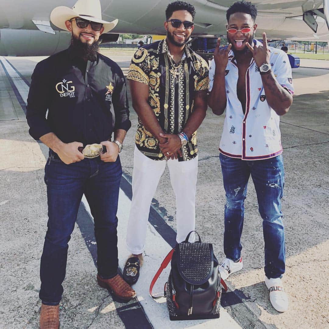 ジュリクソン・プロファーのインスタグラム：「Original el flow nos sobra pikete #blackbunny #thecowboy #elvismars 😎😎🤪😜」