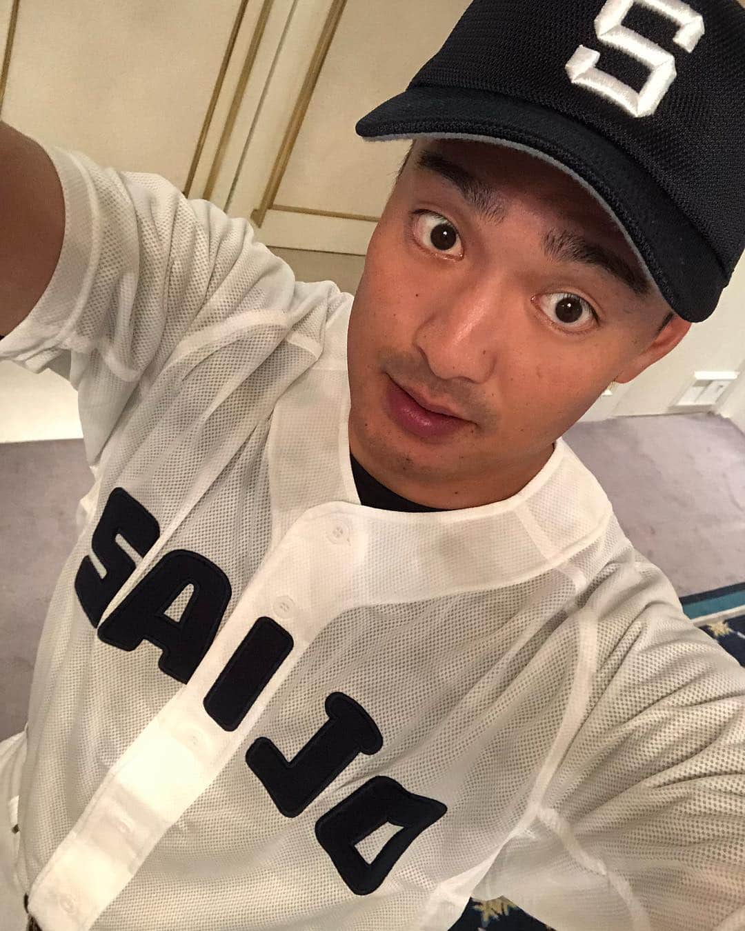 秋山拓巳のインスタグラム：「#各球団の選手もSNSに載せてるので#実は僕も高校時代のユニフォーム着ました#西条高校#創部からユニフォームは変わってないと聞いてます#すごくシンプル#カッコ良い#この夏は三回戦敗退かな#このユニフォームを甲子園で観たい#そして野球王国愛媛の復活を#とかほざいて#当の本人は#情けなくダサいですが#思うように行かないことが多い#それも野球#早く乗り越える#頑張るのは当たり前#必死に頑張ります#そして自撮り」