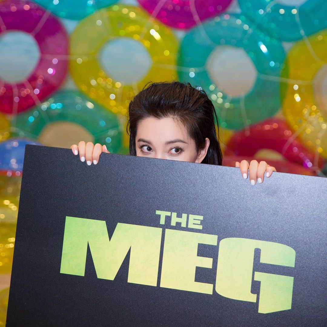 リー・ビンビン（Li Bingbing）のインスタグラム：「The Meg is coming #themeg @megmovie」