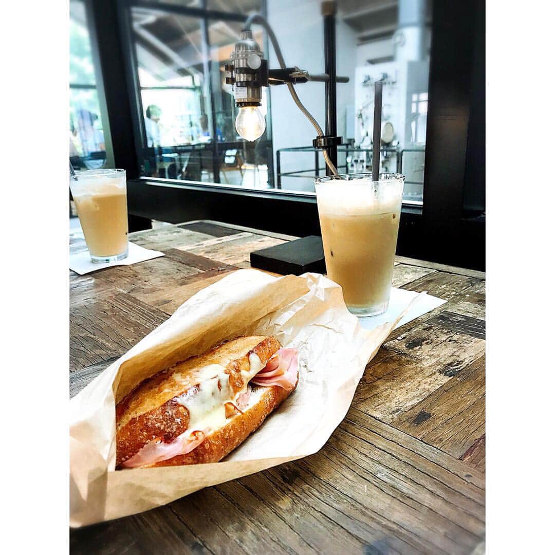 のインスタグラム：「gm♡ #朝カフェ #breakfast #morning #croquemonsieur #cafelatte #朝活 #早起きして #のんびりな朝 #cafetokyo」