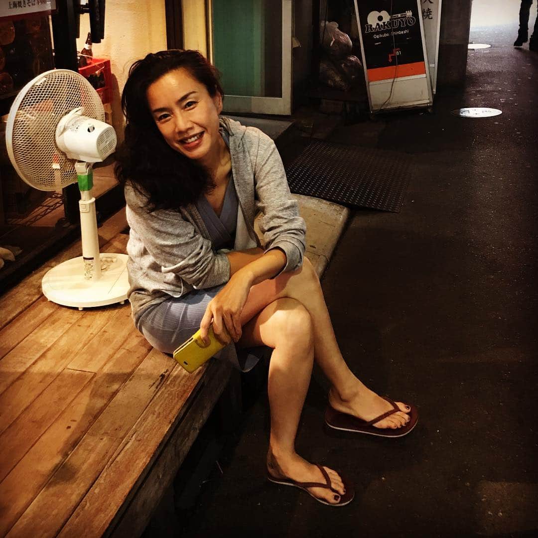 渡辺真起子さんのインスタグラム写真 - (渡辺真起子Instagram)「亜熱帯で撮影中。 今回の職種、人生最後かも。 あ、携帯📱は小道具。  にひひひ。  #絶賛撮影中 #映画 #🎬 #cinema #movieshoot #tokyo」7月30日 11時20分 - watanabe_makiko