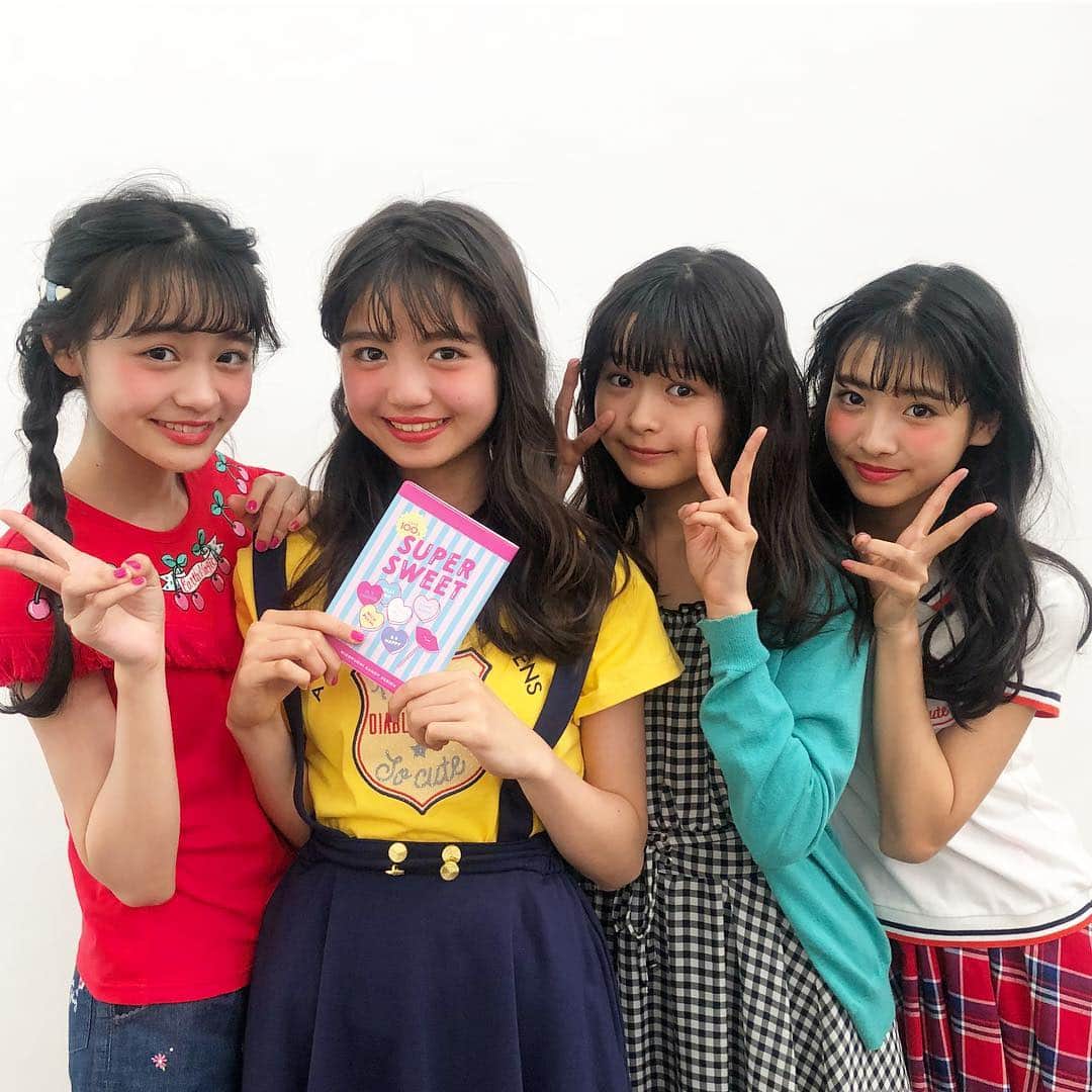 ニコ☆プチのインスタグラム：「夏休みに突入して、みんな宿題はどんな感じぃ〜😏？ 中でも、「読書感想文はニガテ！！」ってコは多いんじゃないかな？ でもでも…！今年の夏は『はじめての新潮文庫2018』を読んで、感想文にトライしてみて💗* * メアリ、ココハ、キノン、アンナがみんなにぴったりの作品をセレクトしたよ😊 そしてそして、買ってくれたコにはプチモが考えたオリジナルブックカバーをもれなくプレゼント💗 「新潮オンライン」で検索してね！ #ニコプチ #プチモ #林芽亜里 #阿部ここは #藤村木音 #田中杏奈 #新潮文庫」