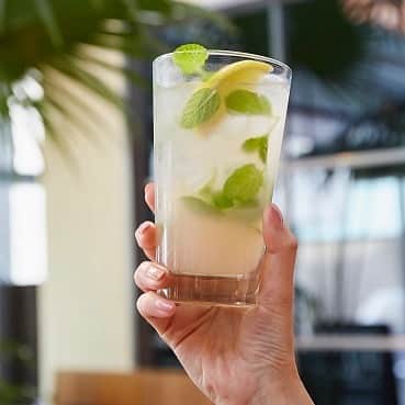 ルミネ公式のインスタグラム：「MONDAY LEMONADE!  毎週月曜日はレモネードの日！ 毎週月曜日はピッツァ1枚お買い上げでレモネード1杯プレゼント！7月もあっと言う間に終わりますね！800°DEGREES夏限定のレモネードはお試しいただけましかたか？シュワッと爽やかなスパークリングをお楽しみください。  #800degrees #800degreespizza #pizza #ピザ #レモネード #newoman #新宿 #南青山」