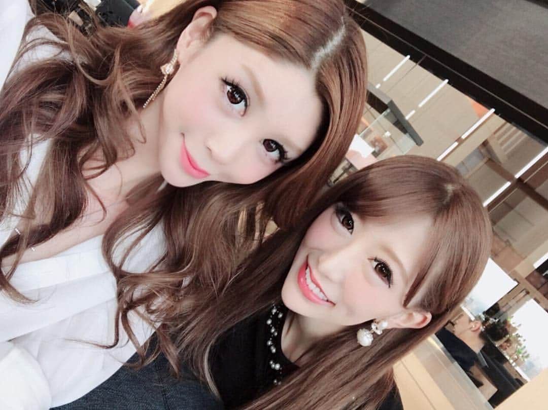 荒木レナさんのインスタグラム写真 - (荒木レナInstagram)「ゆかまる👩‍❤️‍💋‍👩💓 ヘアメイク時代からの 友達🤝🌟 . 美容について語ると止まらない〜〜( ･ᴗ･ )⚐⚑ . 最近テラスハウスに いまさらながらはまって きゅんきゅんとまらない☃️💝笑 Netflix最高💝 . . #netflix #テラスハウス #お友達と #美容 #語り合い #buaty #美肌ケア #美白ケア #ヘアメイク #旧友 #可愛い女の子 #🎀🎀 #綺麗なお姉さん #アフタヌーンティー #happytime」7月30日 21時58分 - renasama.10_20