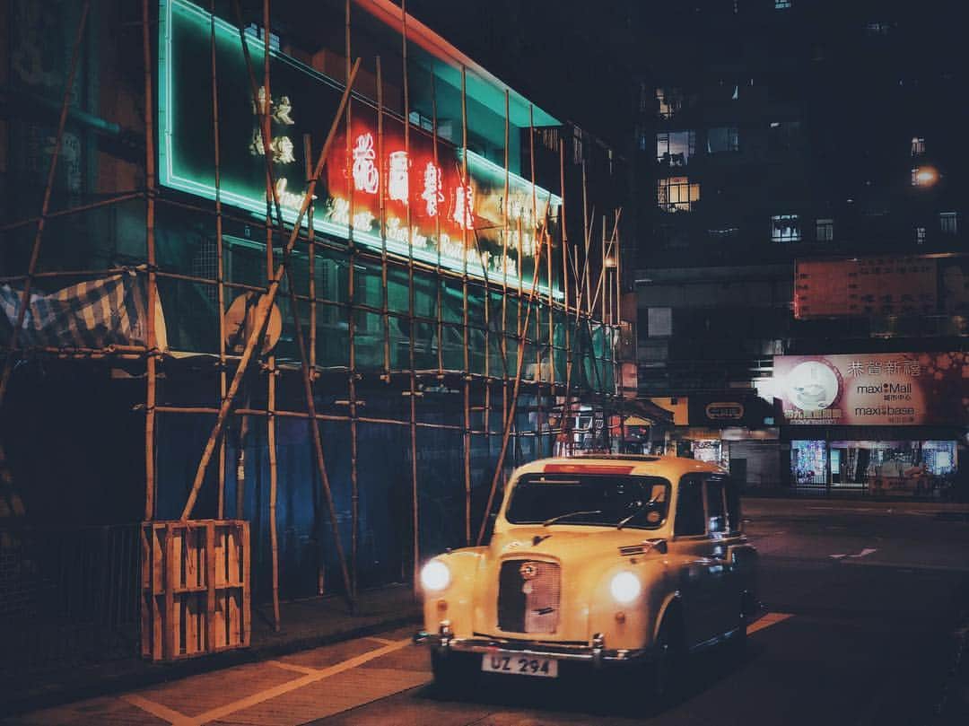 sunday_722のインスタグラム：「花様年華の映画の﻿ ワンシーンのような ﻿ そんな、香港の夜✨﻿ ﻿ Device: iPhoneX﻿ APPs: Snapseed/VSCO﻿ ﻿ #花様年華﻿ #moodygrams﻿ #igersjp﻿ #ShotOniPhone﻿ #ShotOniPhoneX﻿ #jj_mobilephotography ﻿ #mwjp﻿ #香港中毒﻿﻿ #香港﻿﻿ #TheNightSeries﻿ #capturehongkong﻿﻿ #zolimahongkong﻿﻿ #night_gram  #streetclassics #storyofthestreet」