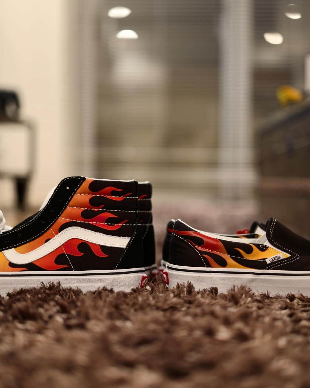 石川涼のインスタグラム：「去年NYで買い逃してたやつ。  #vans#firepattern#leica#leicasl#leicacamera」