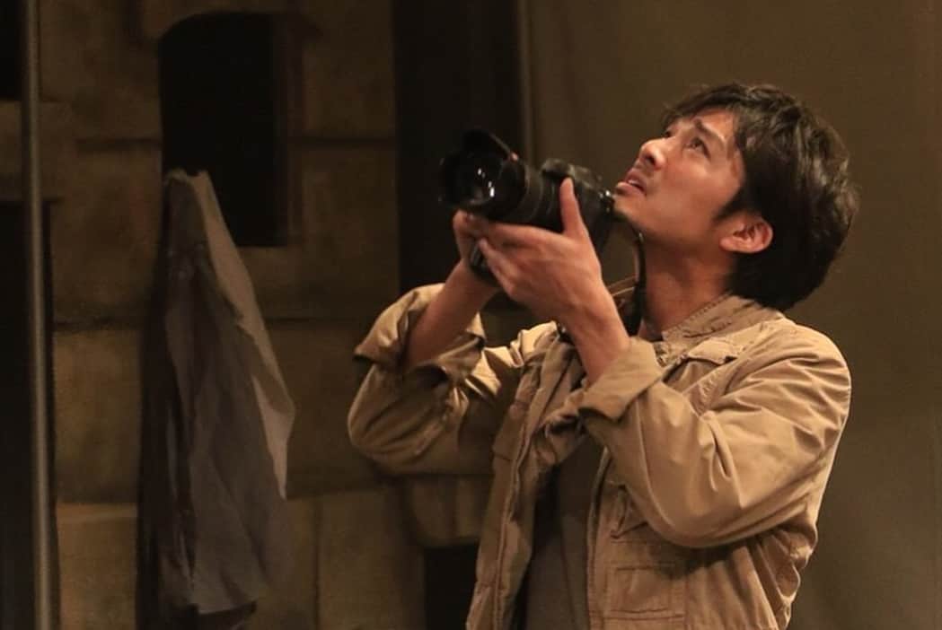 のインスタグラム：「舞台『私は世界』無事に千穐楽を迎えることができました！多くのお客様にご観劇頂き心より感謝いたします。  今回、命を懸けて紛争地を取材するジャーナリスト市井宗高を演じて、宗高の平和への強い思い、世界の弱者を救いたいという優しさ、そして実際に行動を起こす勇気に、心震える毎日でした。  私は世界というテーマの中に込められた愛と希望のメッセージが、他者や世界に対する理解と優しさの輪となって広がってくれたら幸いです💫 『私は世界』に関わって下さったすべての方々に、心からありがとうございました！  #私は世界 #ワンツーワークス #赤坂レッドシアター #ジャーナリスト #池田努」