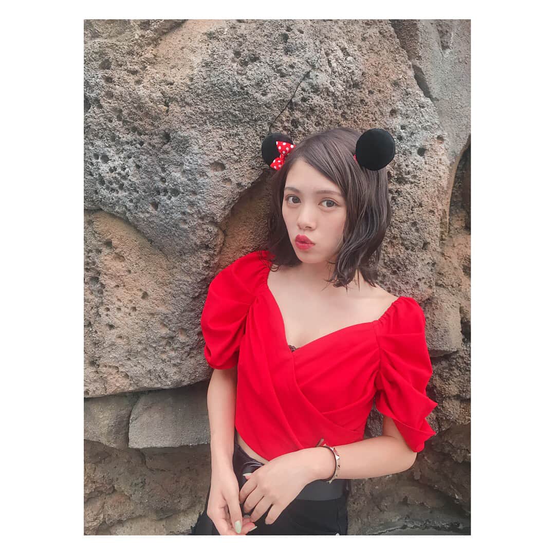 のインスタグラム：「赤髪が抜けちゃったのでDisney行く前にカラーしてもらったよん🍃🍃 . . . 担当は @mmicchicoo さん😉🎀 いつもありがとうございます(⊃´-`⊂)！ . .  #Lovll #haircolor #omotesando #mediumhair #japan #girl #ootd」