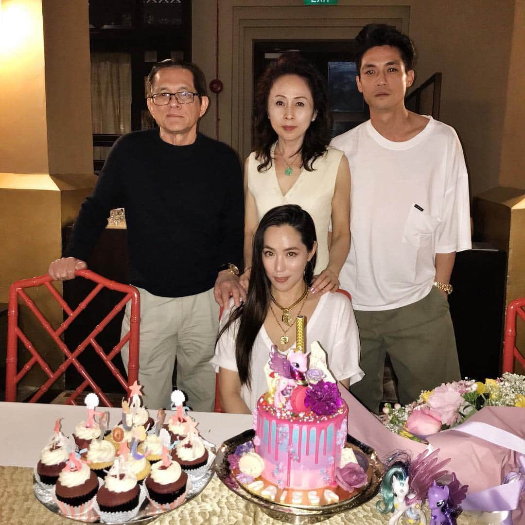 エルロイのインスタグラム：「Happy birthday jiejie!!! 🎂 🎂 🎂 missing hubie again ! Lol I just realised all look so sad」