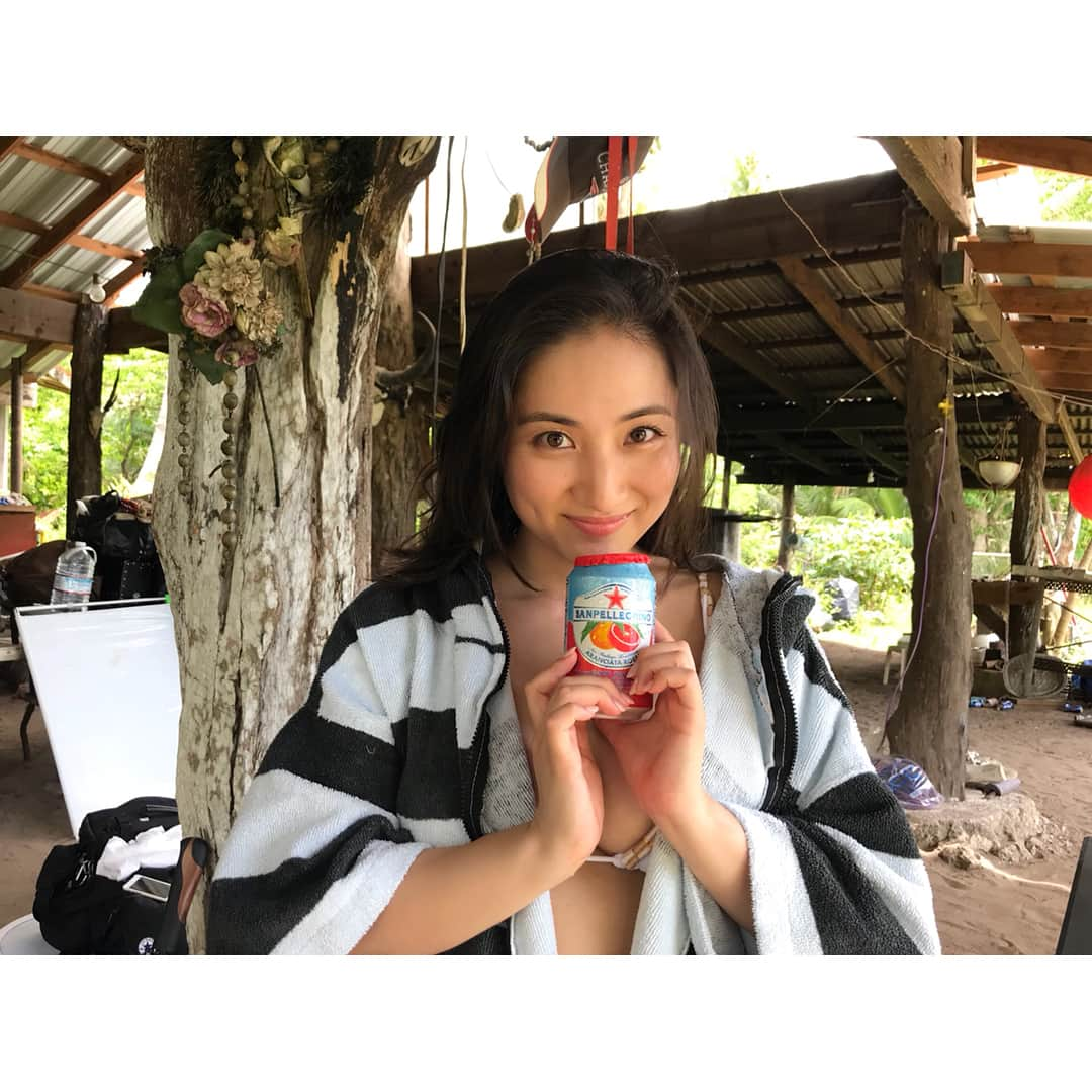 紗綾さんのインスタグラム写真 - (紗綾Instagram)「発売中 FRIDAYオフショットその③ 大好きなジュース🍹🍊 暑いところで飲む炭酸ジュースは美味しい💕 #FRIDAY #フライデー #グアム #ロケ #グラビア #オフショット」7月30日 14時23分 - saaya_official_