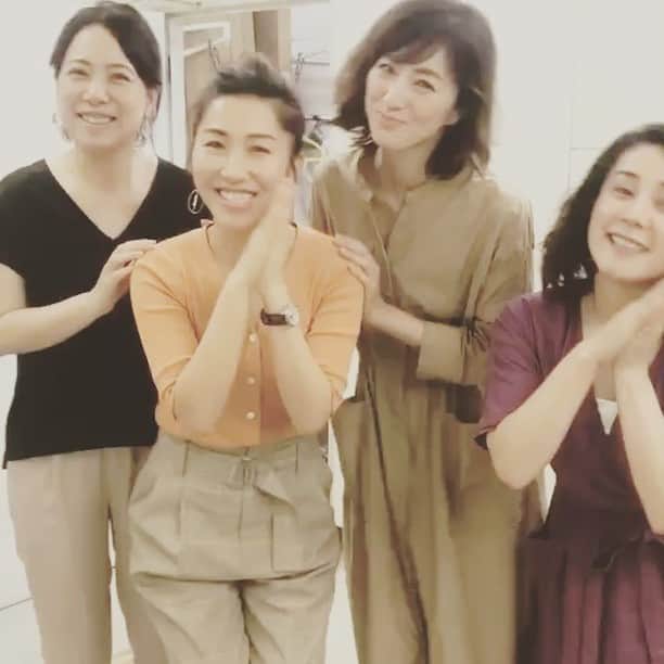 前田ゆかのインスタグラム：「撮影終わりにみんなで☆ 初、BOOMERANG！  何気ない瞬間が、 @miyuki.k.k  @maricomania  @kaorimake  おもしろい動きに🙆‍♀️ お疲れ様でした！ #美ST#美スト#スキンケア#beauty  #shooting」