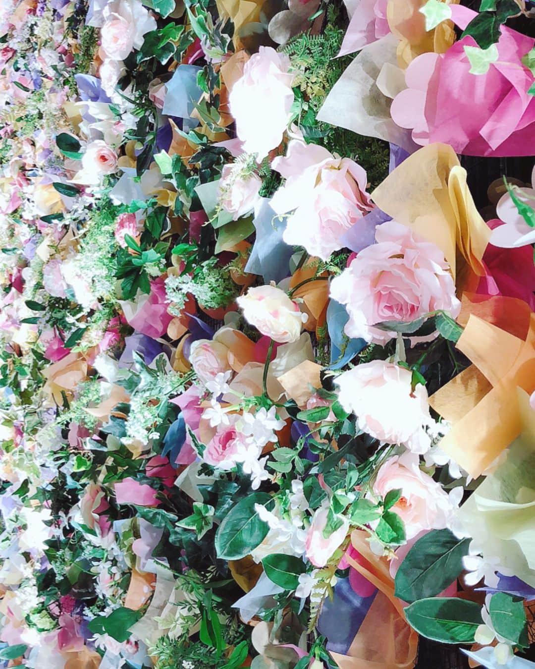 花總まりさんのインスタグラム写真 - (花總まりInstagram)「「シークレット・ガーデン」のラストの場面のセット✨ 近くで見ると、一つ一つとっても綺麗なんです。これ実は造花以外は全部手造り。一つ一つ愛情がこもっています🤗」7月30日 15時10分 - hanafusamari_official