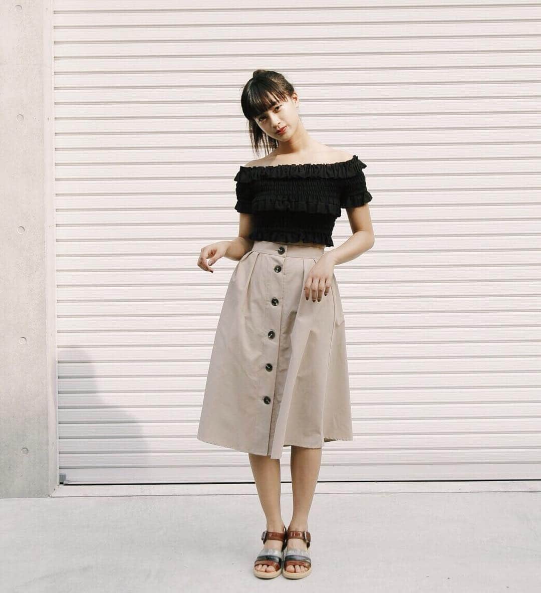 GU Hong Kongさんのインスタグラム写真 - (GU Hong KongInstagram)「#1 trend of the season: front buttoned skirts! 🌟 . Front button flared skirt $179 . #GUHK #GUStyle #trenchskirt #flared #skirt #ootd #outfit #lookoftheday #style #fashion #frontbuttoned #trend #hongkong」7月30日 15時33分 - gu.hongkong