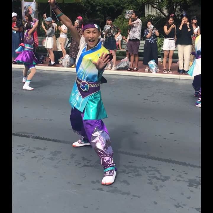 のインスタグラム：「1人だったから帰るか迷ったけど見てよかった〜🎉♪ 見たかったダンスがみれてもう大満足！！⤴︎ ＊ ＊ #燦水サマービート #ディズニーダンサー #ディズニー写真部 #ディズニーカメラ隊 #tokyodisneyland」