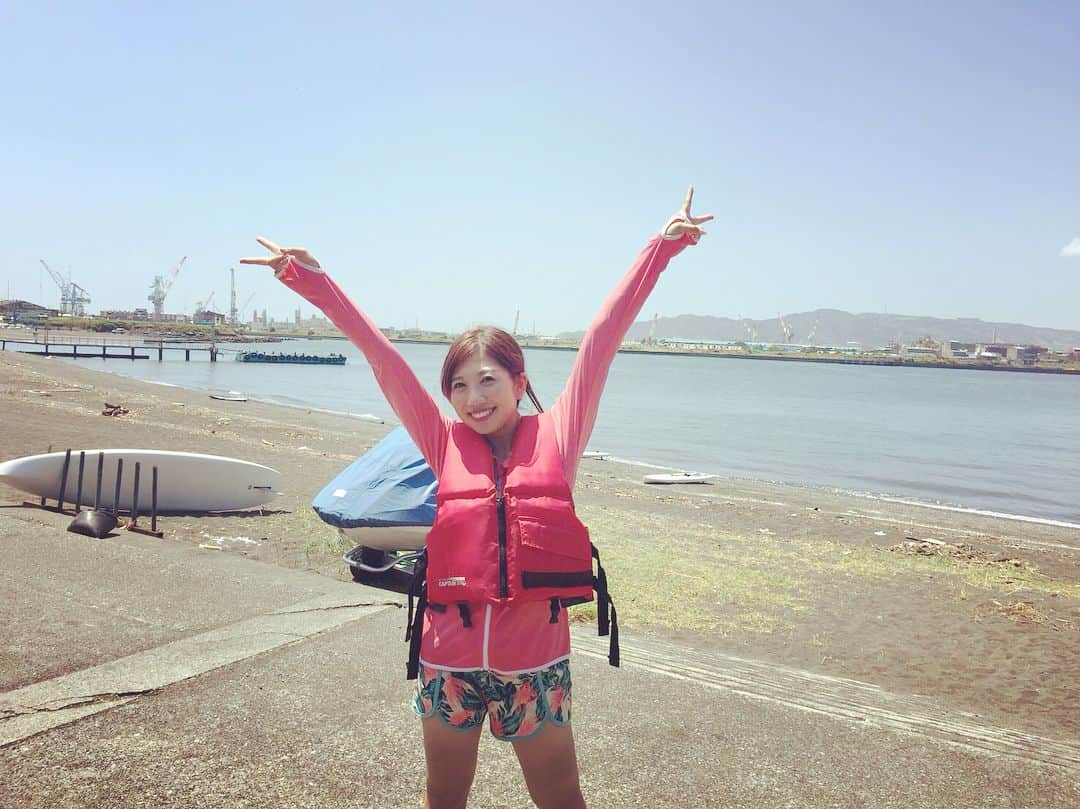 黒田菜月さんのインスタグラム写真 - (黒田菜月Instagram)「三保海岸で #SUP に挑戦🏄‍♀️🌊 波も穏やかですぐ乗れました〜！ (先生がよかったからかな？笑) クロダイやウニにも遭遇🐟✨ 静岡の夏、最高です☀️ . #休日 #夏 #静岡 #清水 #三保 #マリンスポーツ #goseas  #八千代亭 @yachiyo814niku #足だけ日焼け」7月30日 17時20分 - nyaaatsuki_krd