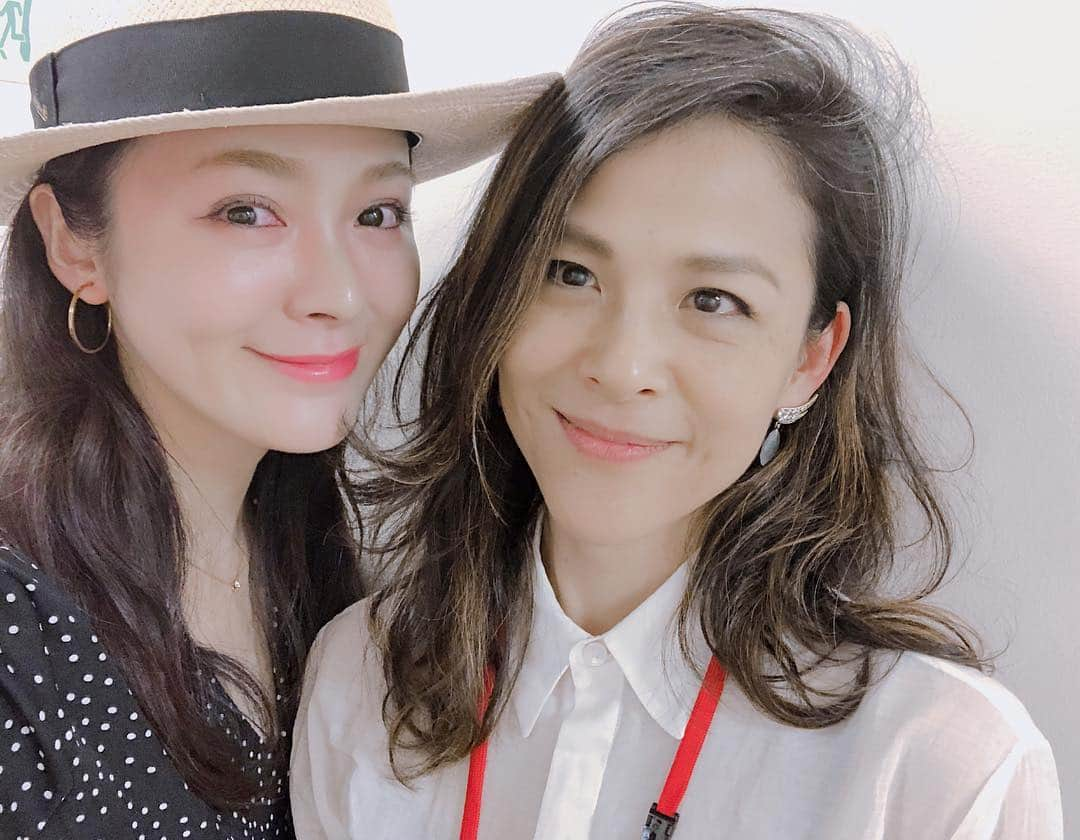 貫地谷しほりさんのインスタグラム写真 - (貫地谷しほりInstagram)「麻緒子さんと久々にお会いできました〜 ジョンさんとは撮り忘れましたσ(^_^;) ハムレットはもう一年以上前になるのかぁ。 ナイツテイルとっても素敵な舞台でした！ #ナイツテイル #帝国劇場 #演出 #ジョンケアード #日本語脚本 #歌詞 #今井麻緒子」7月30日 17時31分 - shihori_kanjiya