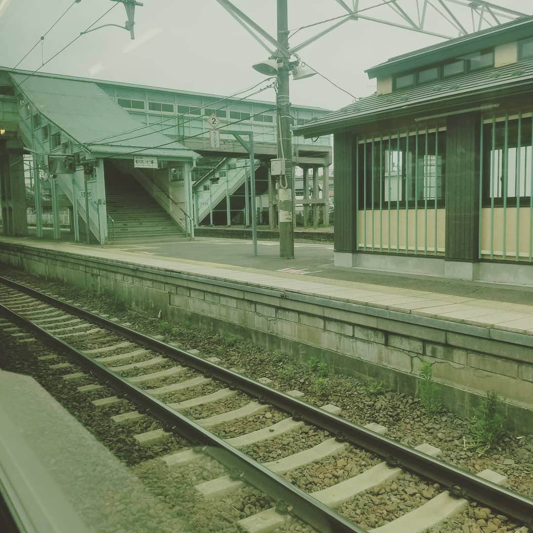 八つ橋てまりさんのインスタグラム写真 - (八つ橋てまりInstagram)「癒されるなぁ🚃  #福島県  #福島市  #電車  #鈍行電車  #駅 #てまり #８月 も #帰ります  #桃 買いに行こう #んめーべ  #朝一  #勝負  #happy」7月30日 17時51分 - temari.odebu