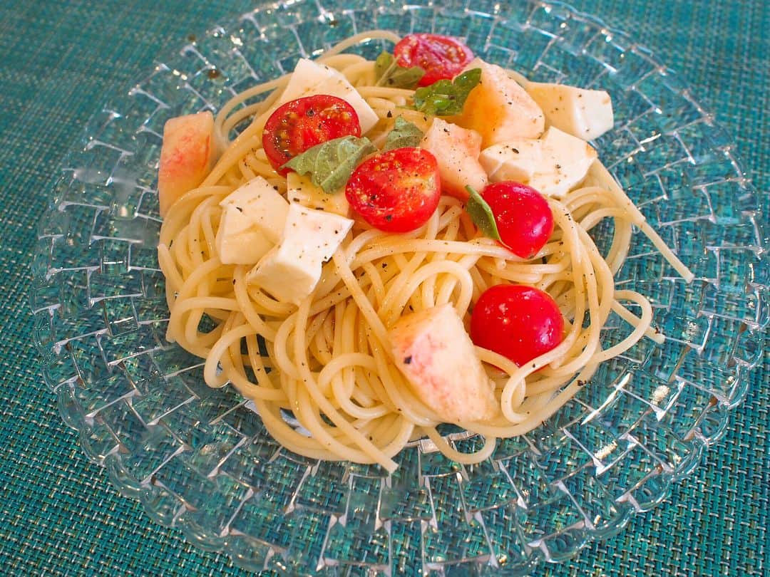 のインスタグラム：「Made a peach pasta for lunch 🍝  桃がたくさん届いたので、桃とモッツァレラのパスタを作りました。バジルは家庭菜園のものを。 桃とモッツァレラとトマトを適当に切って、オリーブオイル、バルサミコ、バジル、塩胡椒、ガーリック少量で味付け。 * * #cooking #cookingram #lunch #peach #pasta #lunch #italianfood  #桃のパスタ #桃 #ランチ #クッキング #料理 #あら川の桃 #erikofujimotoskitchen #パスタ #イタリアン」