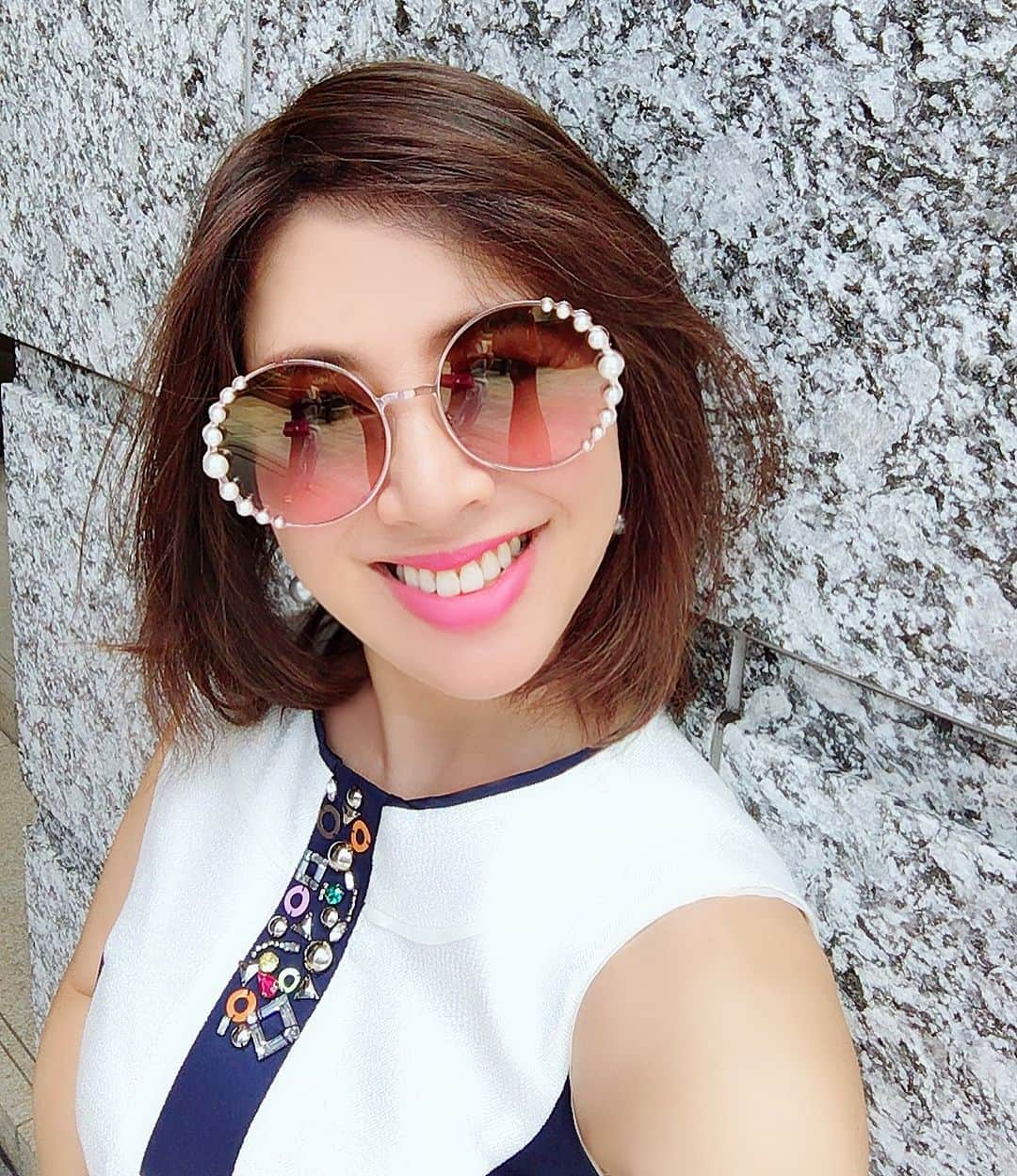 小川淳子さんのインスタグラム写真 - (小川淳子Instagram)「最近1番お気に入りの🕶は この @fendi ♡ピンクベースだから 肌馴染みも良くて◎ お気に入りのリップは💄 夏らしいビビットカラーの @shuuemura 355番 @chanelofficial 42番は 1年中定番カラー♡  #makeup #lip」7月30日 18時23分 - junkoogawa1225