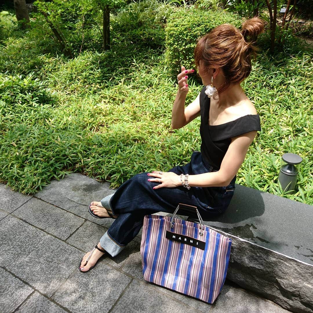のインスタグラム：「7月30日(月) * * @mite__official のPOPUPが楽しすぎて昨日1日廃人になってました🤤💭 * ずっと会いたかった、しょこちゃん @syoko.riiin いっちーちゃん @i.ccc.hiii ♥️ * 遠くからでもオーラびしばしでほんっっとにかわいかった❗😍💕 しゃべりやすくてすぐに打ち解けられたのも嬉しかったよ😭✨ * あいりちゃん @riia2214 とは1年ぶりの再会だったんだけど、お久しぶり感ゼロ😂👏 * 友達思いで誰とでも打ち解けられるあいりちゃん♥️ そんなあなたが大好きよ😚💕 * よっちゃん @yotsukoro とは初めましてだったのにこれまたそんな感じナッシング😂👏 * 底抜けに明るくてしゃべりやすくて笑顔がたまらんかわいいよっちゃん♥️LINEも交換したし、絶対また会おうね😚💕 * ほきちゃん @hokichihiro とも初めましてだったんだけど…妖精ですか⁉️😭💕ってくらいかわいくてほきちゃんから出てるマイナスイオンに癒されまくったよ😍💞 かわいすぎて腰が抜けた🤤💕💞 * そんな愛が溢れてる @mite__official のPOPUPは明日までやってます🤗 ぜひ遊びに行ってみてね😆👍✨ あたしももぅ1回行きたいー😭💞 * miteのPOPUPでは、リネンサロペとデニムサロペとグレージュのサングラスをゲット🤗💕大満足じゃ😁👌 * * #kaumo_fashion #locari #ロカリ #ponte_fashion #ootd_kob #r_fashion #mineby3mootd #kiwamezyoshi #おちびコーデ #おちびの輪 #プチプラコーデ #プチプラ部 #シンプルコーデ #シンプルファッション #デニムコーデ #ハイウエストストレートジーンズ #ワイドデニム #アラフォーコーデ #155cm #大人カジュアルコーデ #カジュアルコーデ #igの出会いに感謝 #ミテサポーター #keeei_lifeisgood #ルクア大阪 #ルクアイーレ #オフショル #オフショルコーデ」