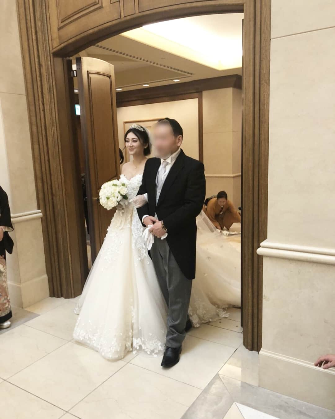 今井成美のインスタグラム：「7月28日結婚式、披露宴でした👰🤵 台風も心配していましたが、天気もなんとかもってくれました😣🌤 夢みたいな1日でした💕夢だったのかな？笑 幸せすぎました😭❤️ご参列いただき、ありがとうございました😌✨✨ #帝国ホテル大阪  #エンパイア #ウエディングドレス  #結婚式 #披露宴」