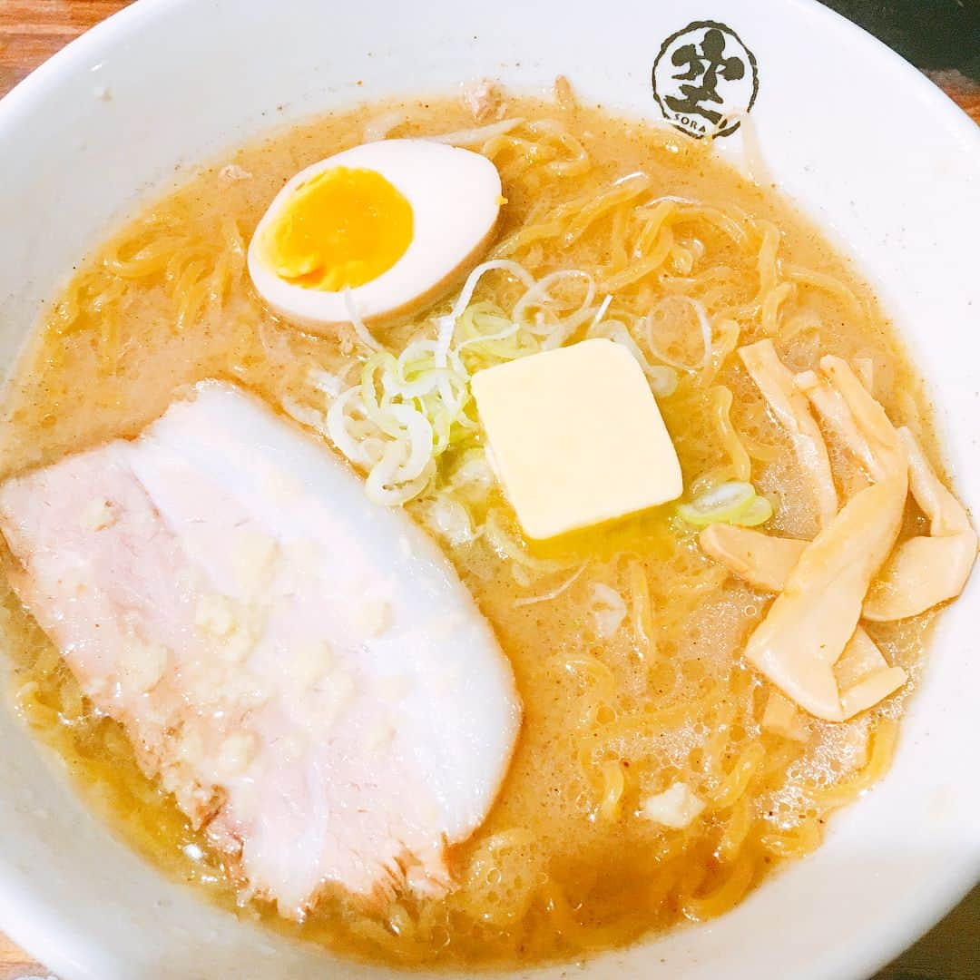 瀬口かなさんのインスタグラム写真 - (瀬口かなInstagram)「1枚目✨味噌ラーメン🍜バタートッピング。王道すぎる王道😂濃すぎないサッパリしたスープで美味しかった😍ラーメン屋さん行ったのも久々だし、ラーメン屋さんで30分並んだのも初めてかも！笑 ． 2枚目✨新千歳空港で食べた海鮮丼😍やっぱり海の幸🙏✨ ． 北海道大好き😍😍😍 ． #味噌ラーメン #空ラーメン #札幌グルメ #ラーメン #北海道グルメ #北海道ラーメン #海鮮丼 #新千歳空港グルメ #夏だけ北海道移住したい #冬はハワイ」7月30日 19時40分 - seguchikana