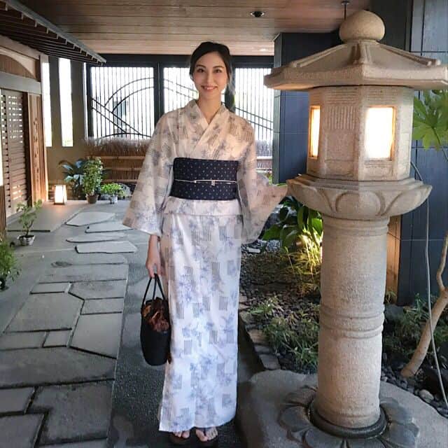大塚まゆりのインスタグラム：「隅田川の花火見てきました✨またママに浴衣を着付けてもらって^ ^ 明るい時間に始まって徐々に暗く、満月とスカイツリーも一緒に見る事ができて贅沢な時間でした♪ #隅田川花火大会 #model #浴衣 #浴衣でお出かけ #浴衣ヘア #スカイツリー #浅草 #浴衣屋さんcom #浴衣屋さんドットコム #満月」