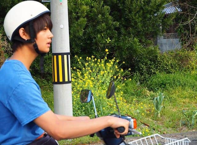 佐野勇斗さんのインスタグラム写真 - (佐野勇斗Instagram)「バイク吟蔵part2  青夏公開まであと2日！！ すごくいろんな方から、  テレビで青夏の宣伝観たよ！  絶対見るね！  って言っていただいて嬉しいです☺️ 僕の父親も、一足先に観ていたのですが、 「めちゃくちゃ感動した😭 すっごいよかったぞ〜☺️」 ってLINEがきました  親バカ☆  父曰く、DVDとかで観ようと思わず、絶対映画館で見たほうがいい！  って、母に熱弁しておりました🕺🏻😆 ぜひぜひ、観に行ってくれると嬉しいですっ！  #青夏 #公開まで #あと2日 #佐野勇斗 #佐野かつひこ #父 #親バカ☆ #MILK」7月30日 21時40分 - sanohayato_milk